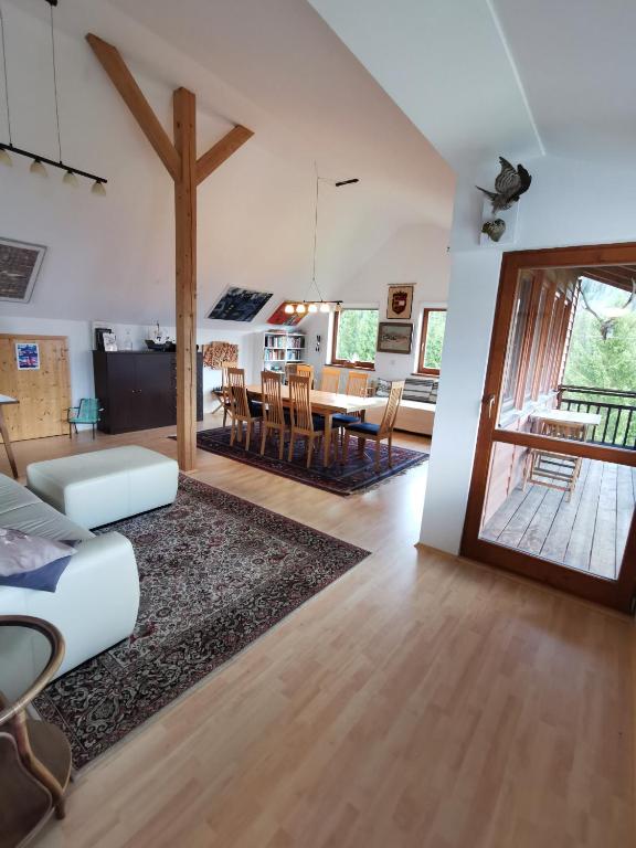 Televízia a/alebo spoločenská miestnosť v ubytovaní Urlaub wie früher bei Oma