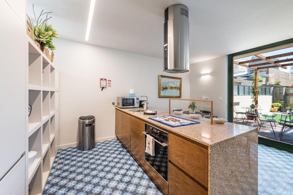 a kitchen with a counter top and a stove top oven at GuestReady - Jardim das Oliveiras GuestHouse in Porto