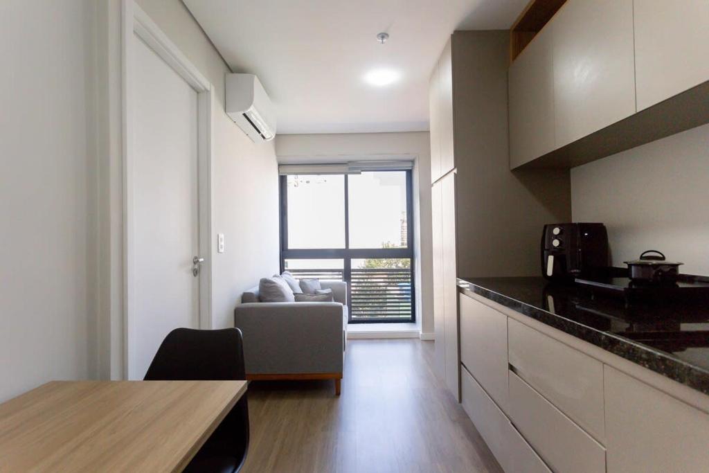 聖保羅的住宿－BHomy Perdizes - Uma quadra do Allianz Pq VA403，一间配有沙发和桌子的厨房