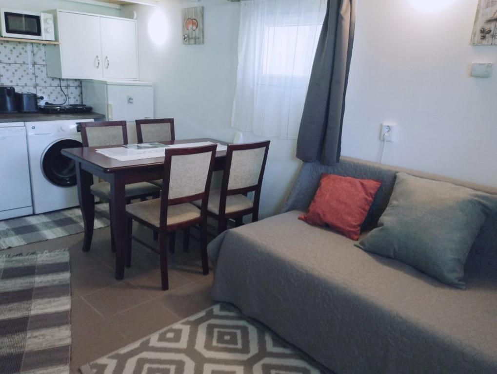 Kuchyň nebo kuchyňský kout v ubytování Viola Apartmanok Bogács