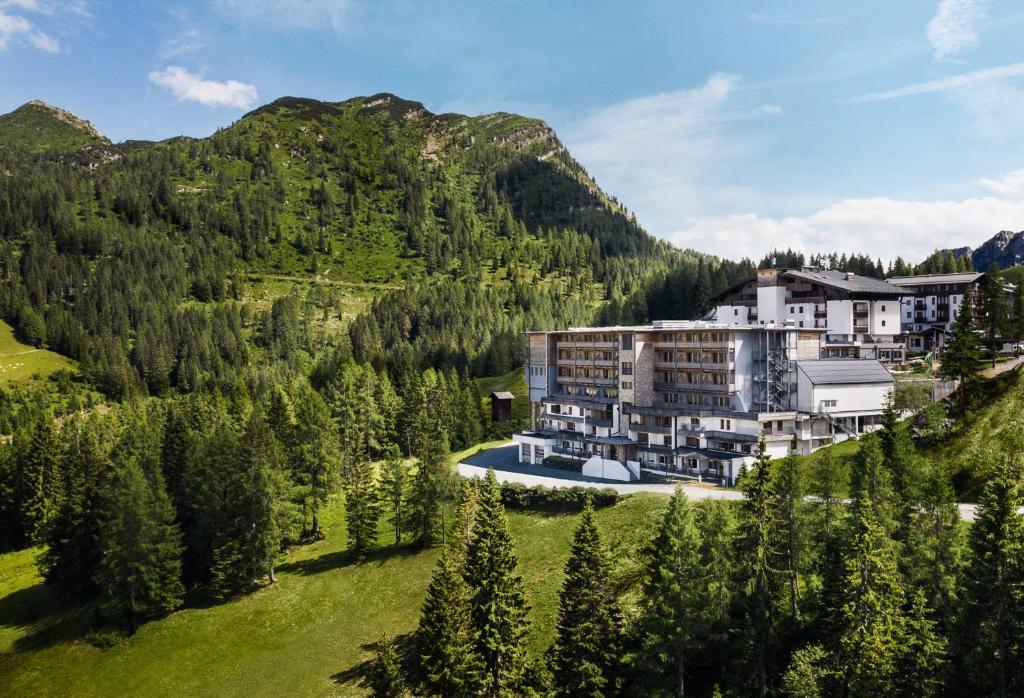 una vista aérea de un complejo en las montañas en Falkensteiner Family Hotel Sonnenalpe, en Sonnenalpe Nassfeld