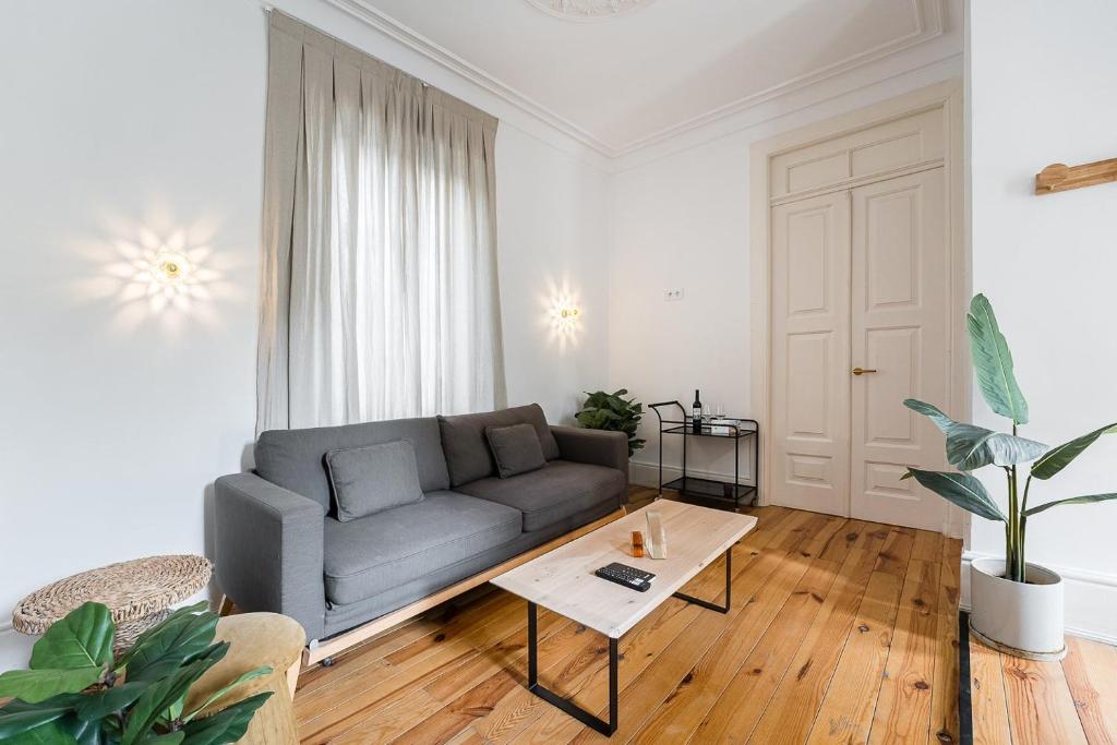 ein Wohnzimmer mit einem Sofa und einem Couchtisch in der Unterkunft GuestReady - Casa da Alegria 6 in Porto