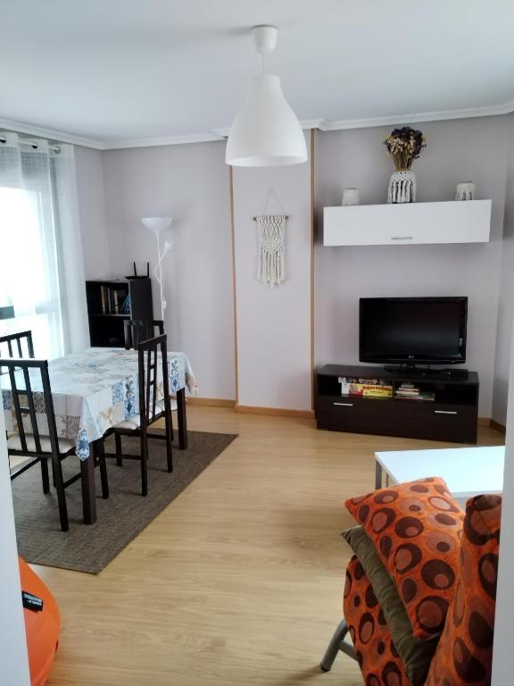 salon ze stołem i jadalnią w obiekcie Apartamento Casa Lomberte w mieście Allariz