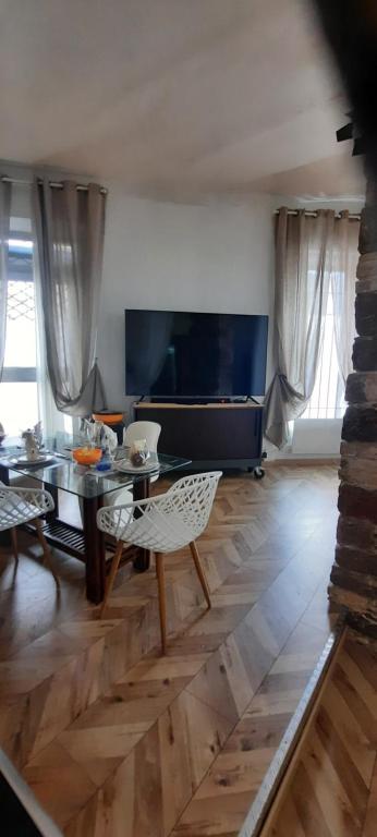 Televízia a/alebo spoločenská miestnosť v ubytovaní Appartement Loft ravissant de 60 m2 Nouveau