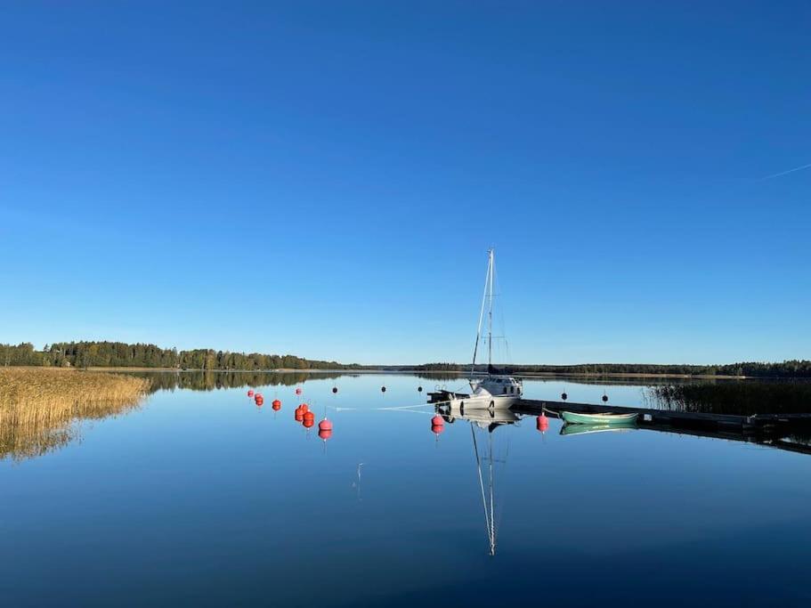 un velero está sentado en medio de un lago en Merikruunun tähdistöhuvila Mimosa 37, en Dragsfjärd