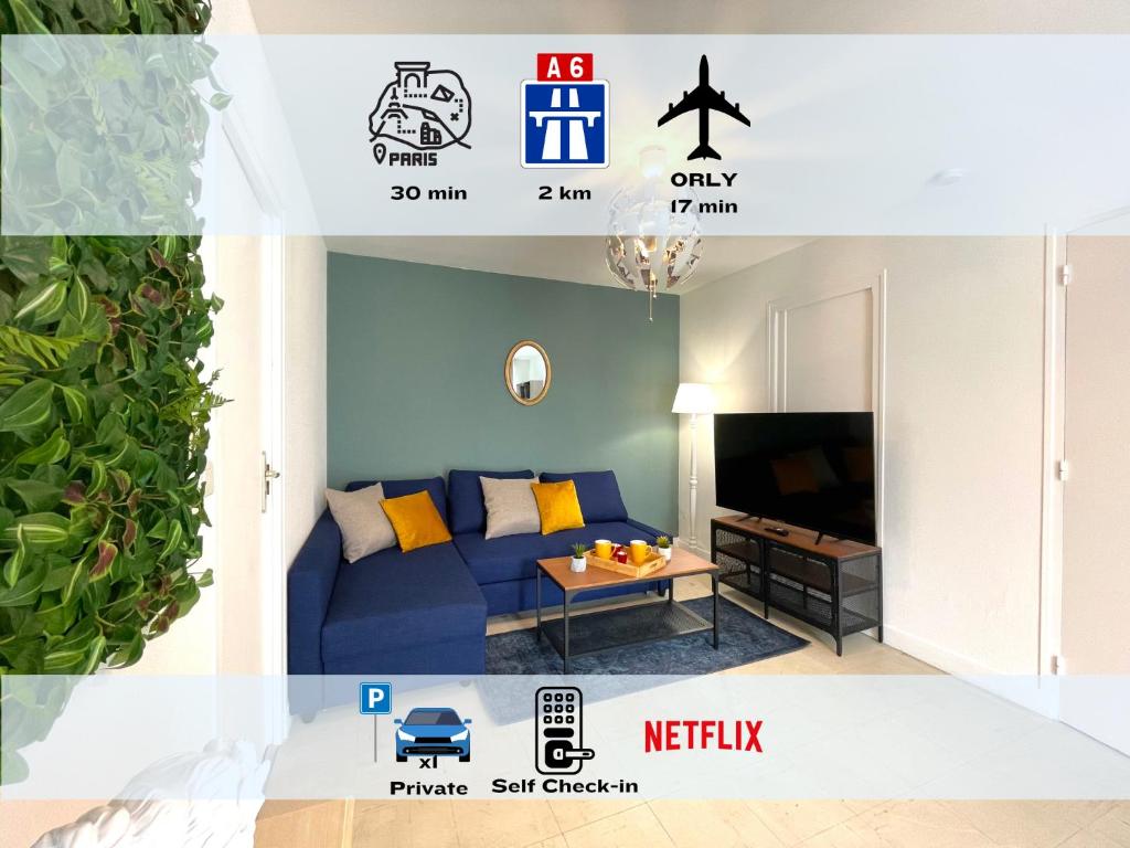un salon avec un canapé bleu et une télévision dans l'établissement Les Entrepreneurs - Appartements neufs et spacieux, proche RER C et Aéroport Orly, à Morangis
