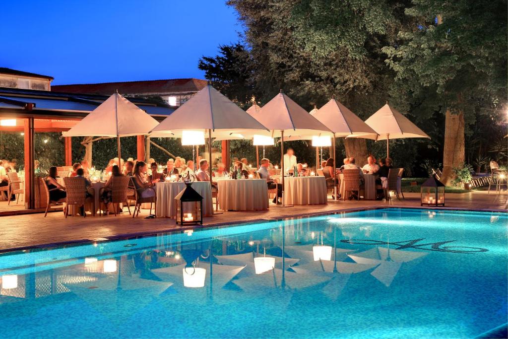 Bazén v ubytování Hotel Mediterraneo nebo v jeho okolí