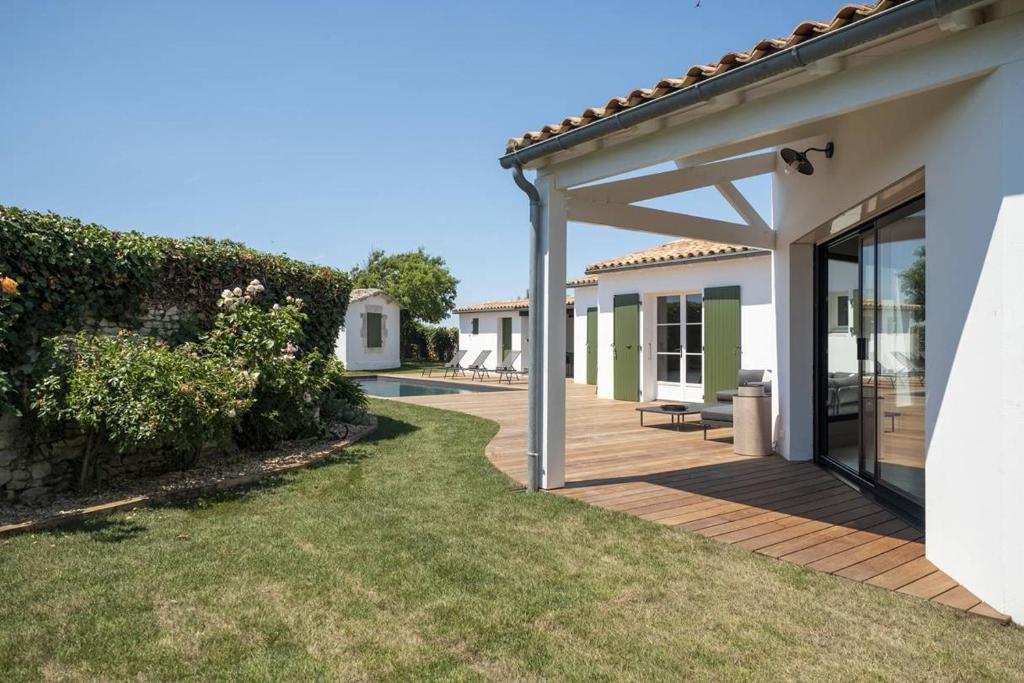Κήπος έξω από το Maison d'architecte familiale avec piscine chauffée au calme