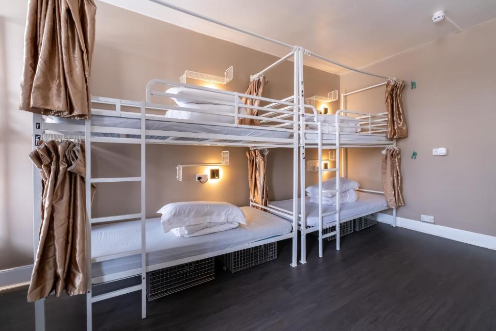 Postel nebo postele na pokoji v ubytování Book A Bed Hostels