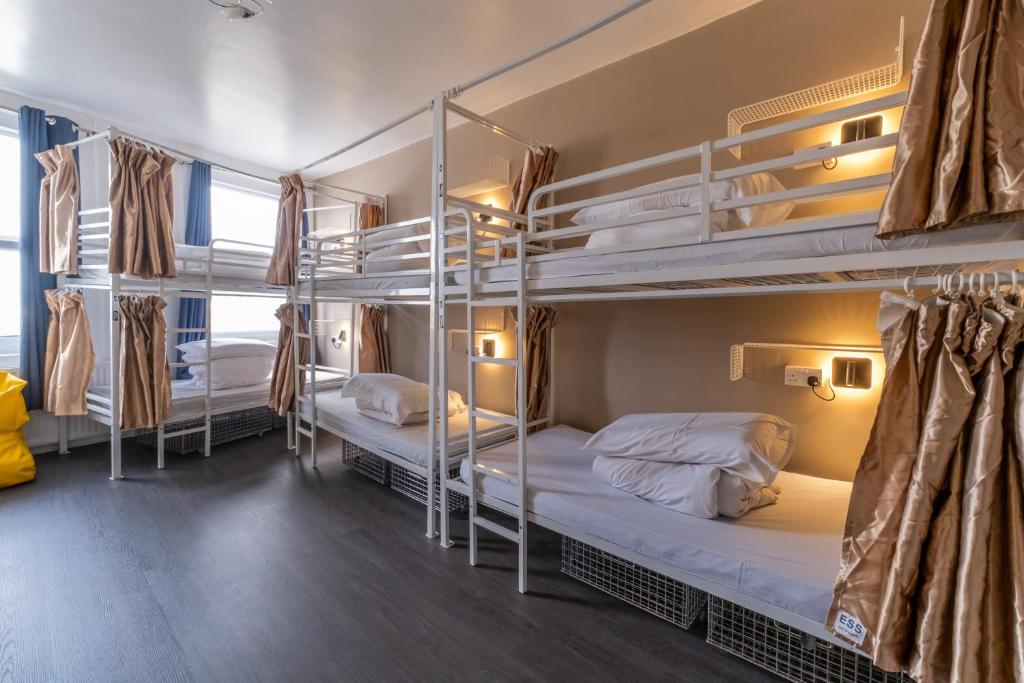 Postel nebo postele na pokoji v ubytování Book A Bed Hostels