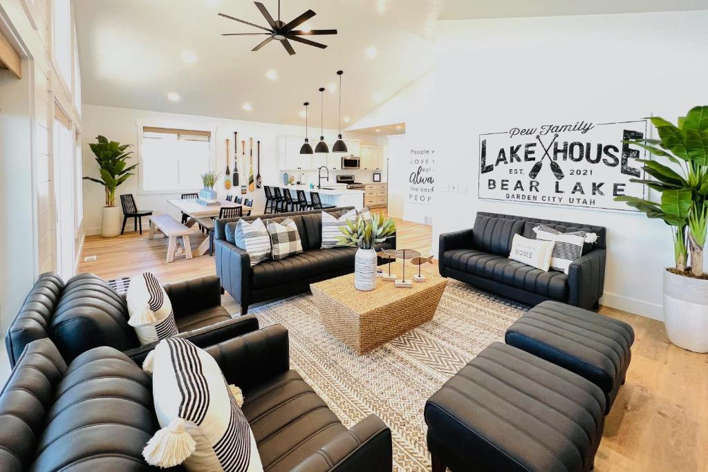 Modern Home and Deck, Lake View and Bunk Room!, Garden City (pre??os