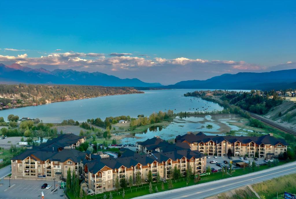 Mountain getaway condo 5 min walk to the beach!, Invermere (updated