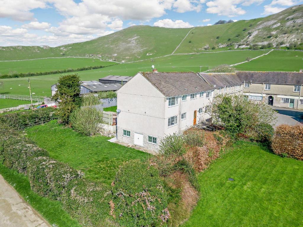 una vista aerea di una casa in un campo di 5 Bed in Dovedale 90574 a Ilam