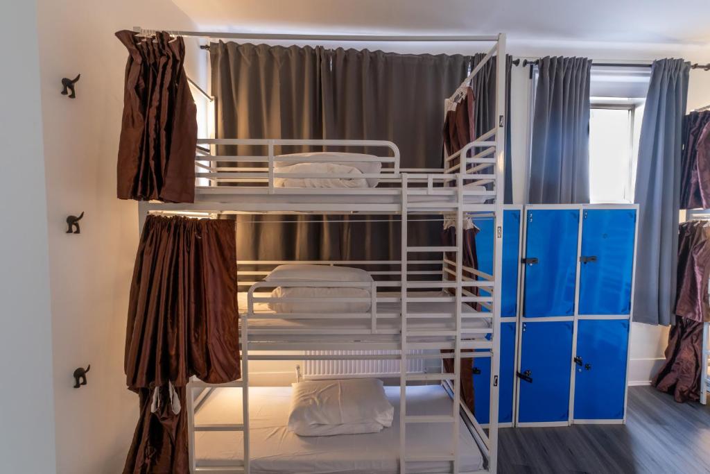 Postel nebo postele na pokoji v ubytování Book A Bed Hostels