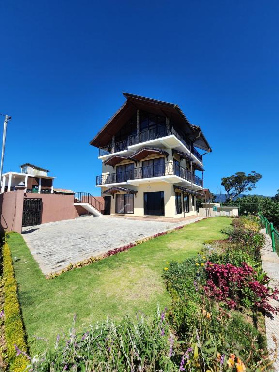 努沃勒埃利耶Villa Crosswinds Nuwara Eliya的前面有大院子的大房子