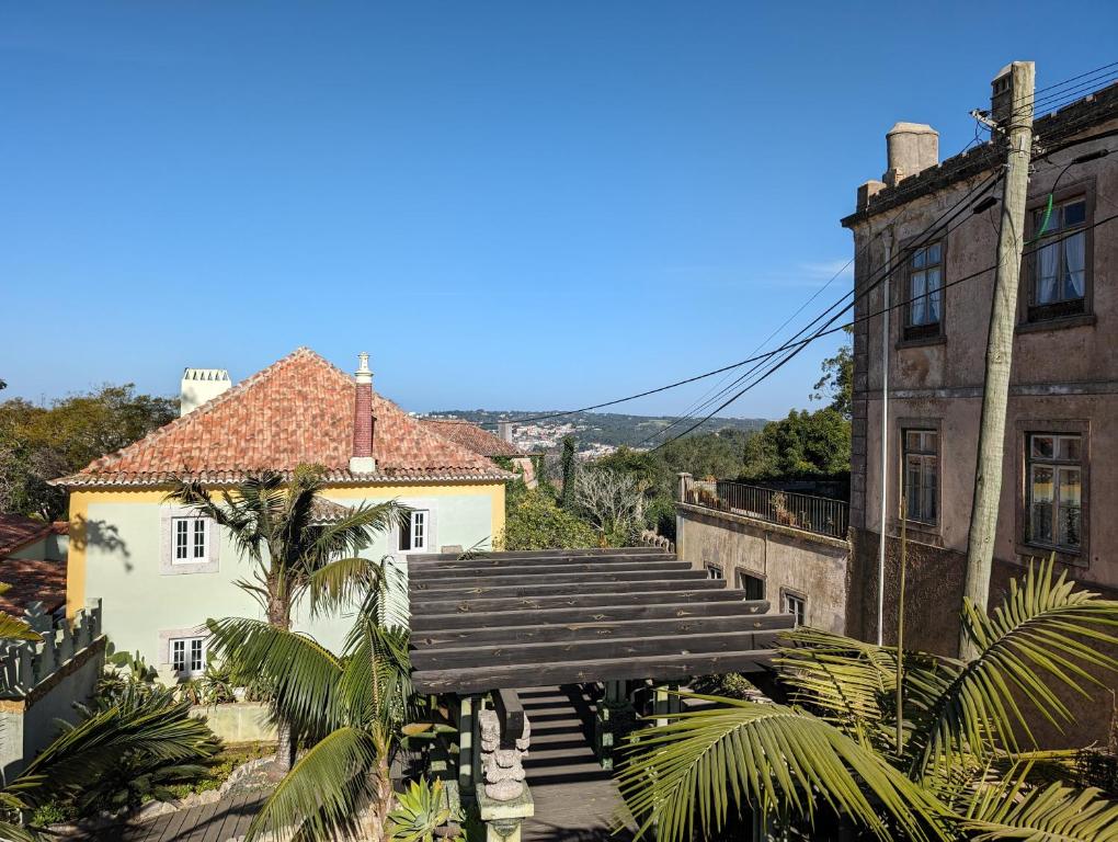 una escalera que conduce a un edificio antiguo con edificios en Casa Do Carmo - Castle Views!, en Sintra