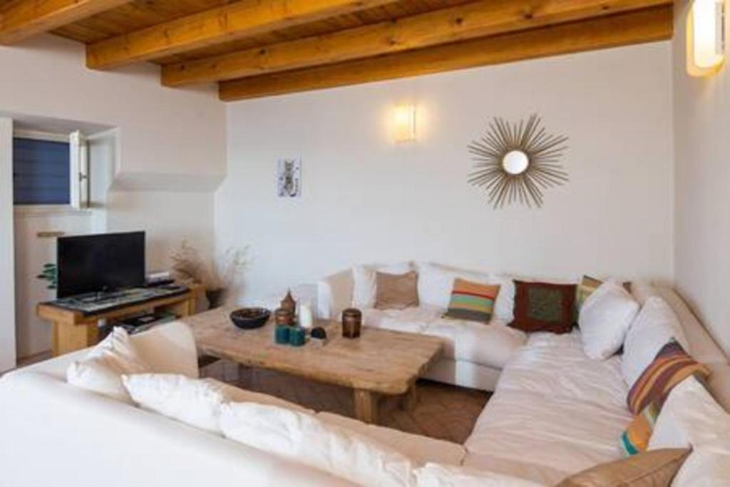 Televízia a/alebo spoločenská miestnosť v ubytovaní Old Tree Villa