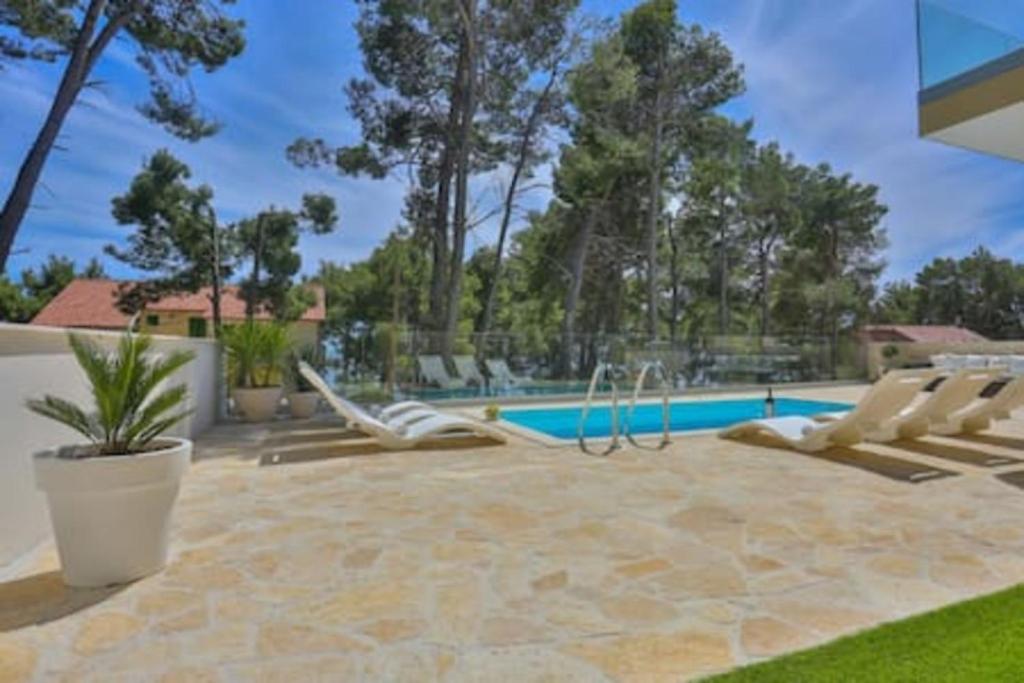 伊萬多拉克的住宿－Luxury Apartment Blue，庭院内带躺椅的游泳池