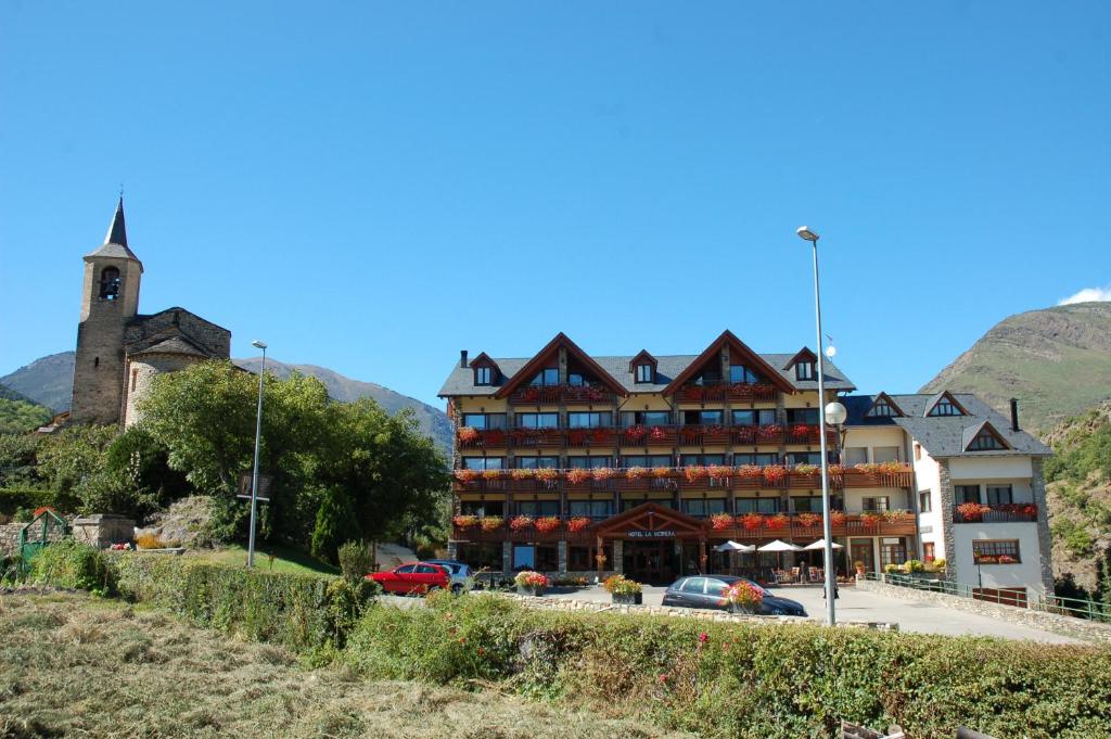 Nespecifikovaný výhled na hory nebo výhled na hory při pohledu z hotelu