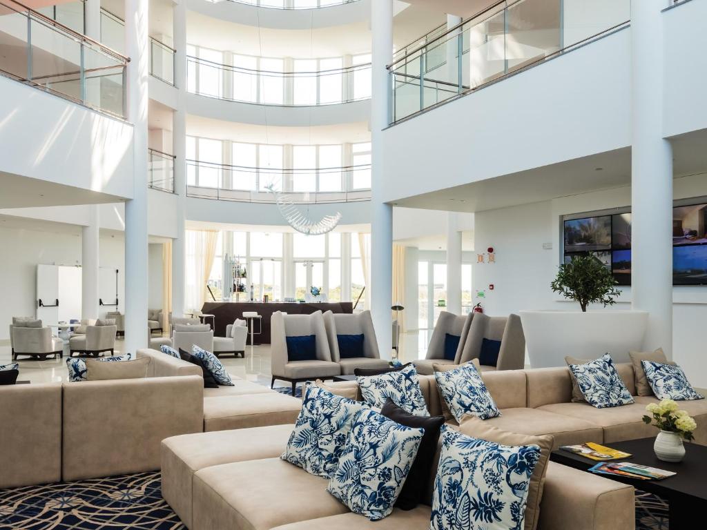 een grote woonkamer met banken en tafels bij MH Peniche in Peniche