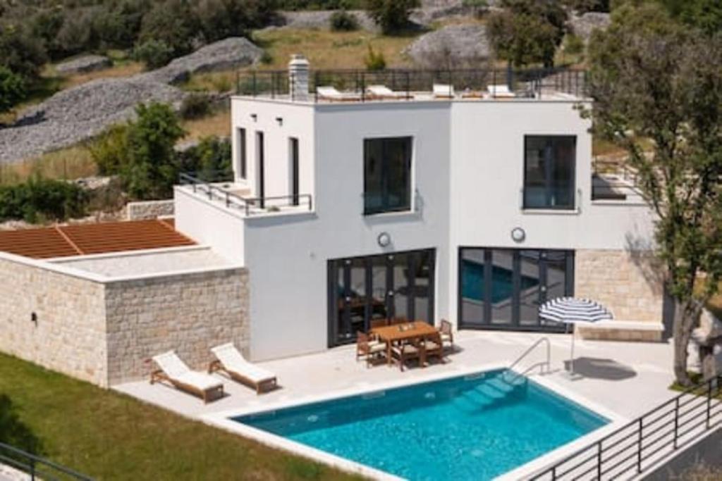 una casa con una piscina di fronte di Luxury Holiday House Skrip with Private Pool a Škrip