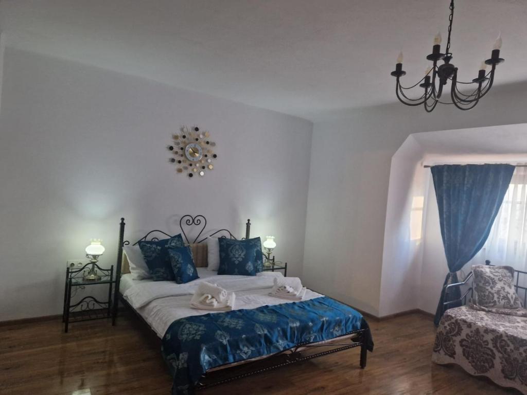Ένα ή περισσότερα κρεβάτια σε δωμάτιο στο Casa Croitorului