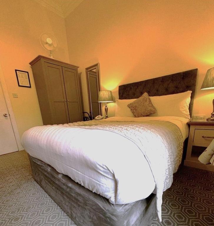 Una cama o camas en una habitación de Waterloo Lodge