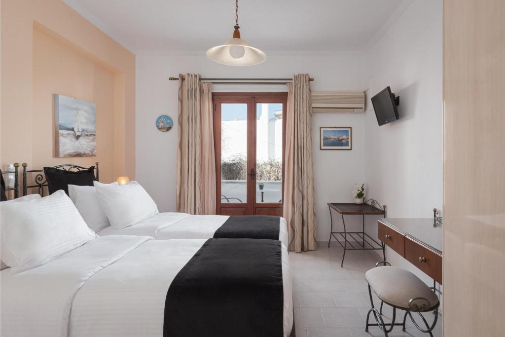 Postel nebo postele na pokoji v ubytování Sunset Paros Naousa
