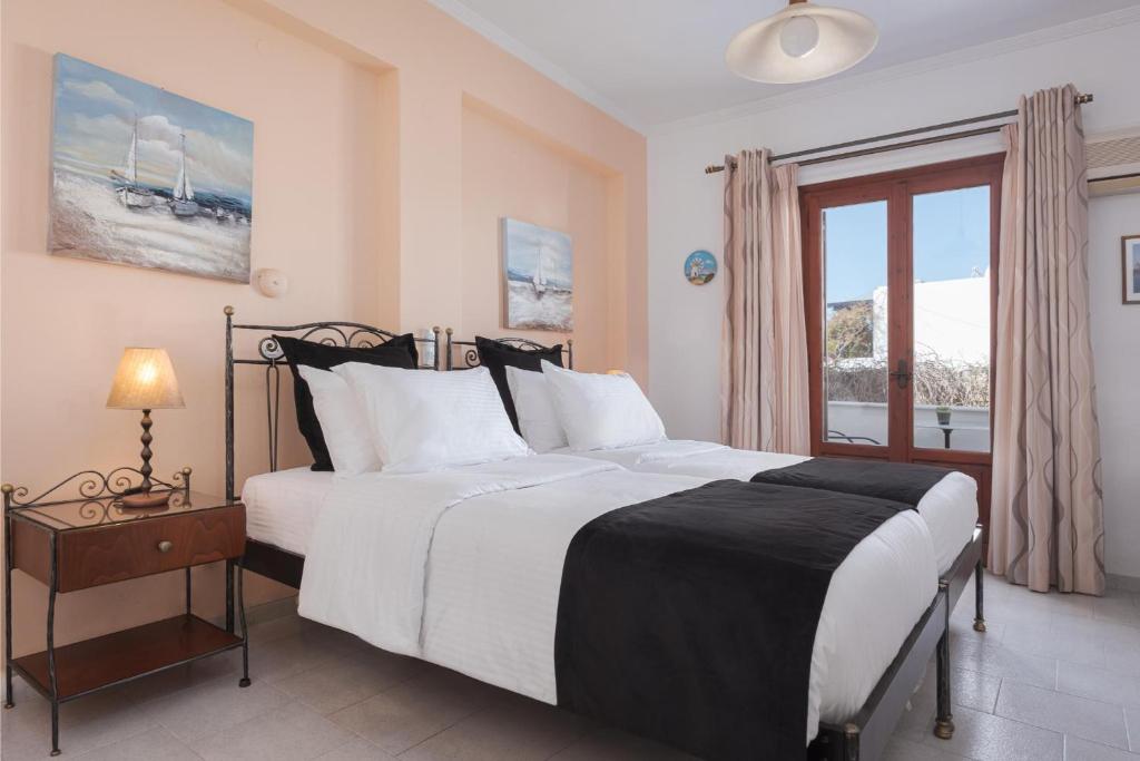 Postel nebo postele na pokoji v ubytování Sunset Paros Naousa