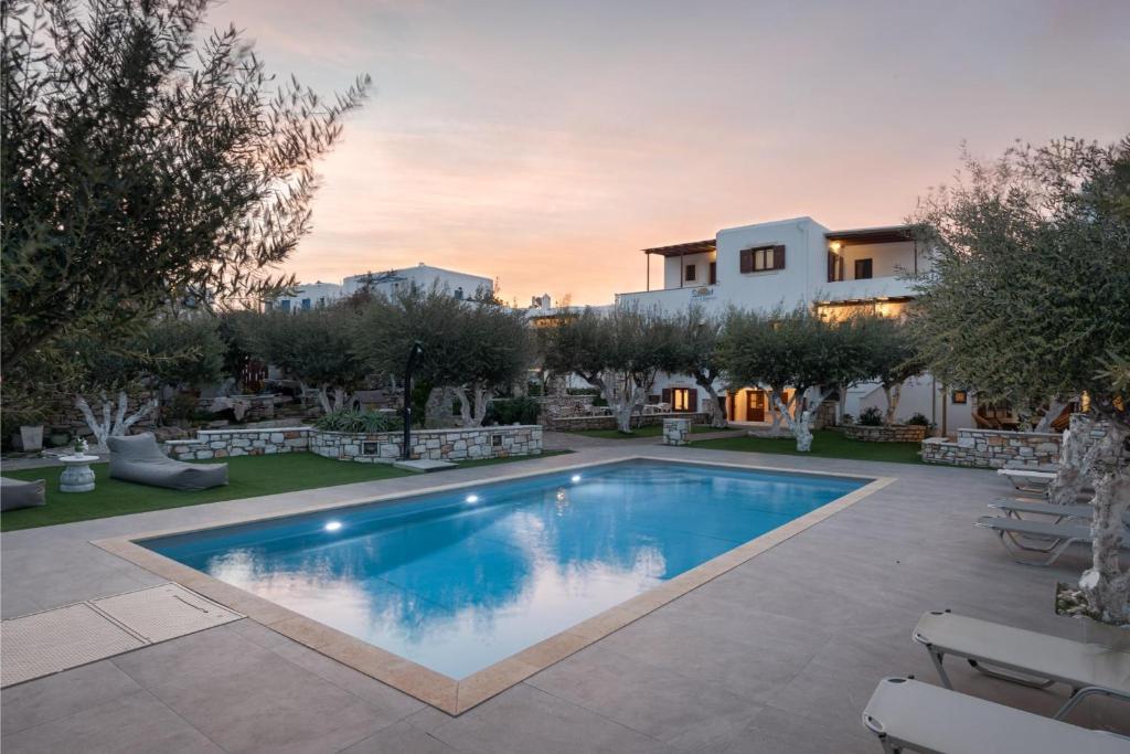 Bazén v ubytování Sunset Paros Naousa nebo v jeho okolí