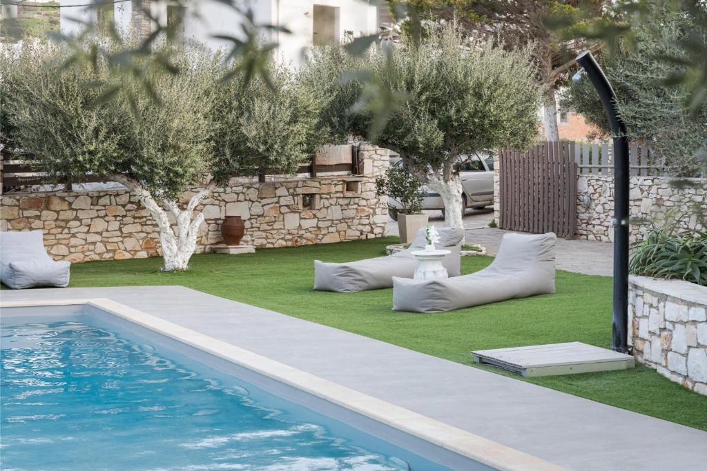 Bazén v ubytování Sunset Paros Naousa nebo v jeho okolí