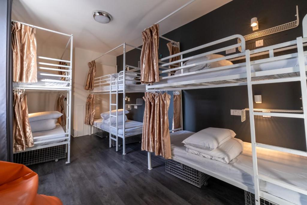 Postel nebo postele na pokoji v ubytování Book A Bed Hostels