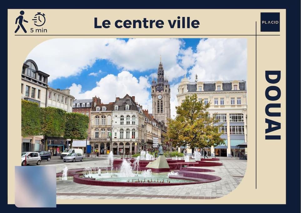 ein Bild einer Stadt mit einem Brunnen und einem Uhrturm in der Unterkunft Le corail - Centre - Gayant - Gare in Douai