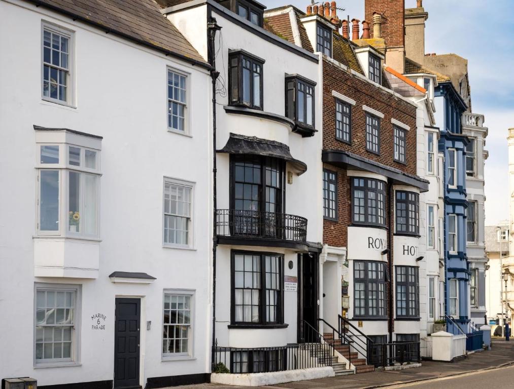 Une rangée de maisons blanches dans une rue dans l'établissement Promenade View - seafront hideaway, à Eastbourne