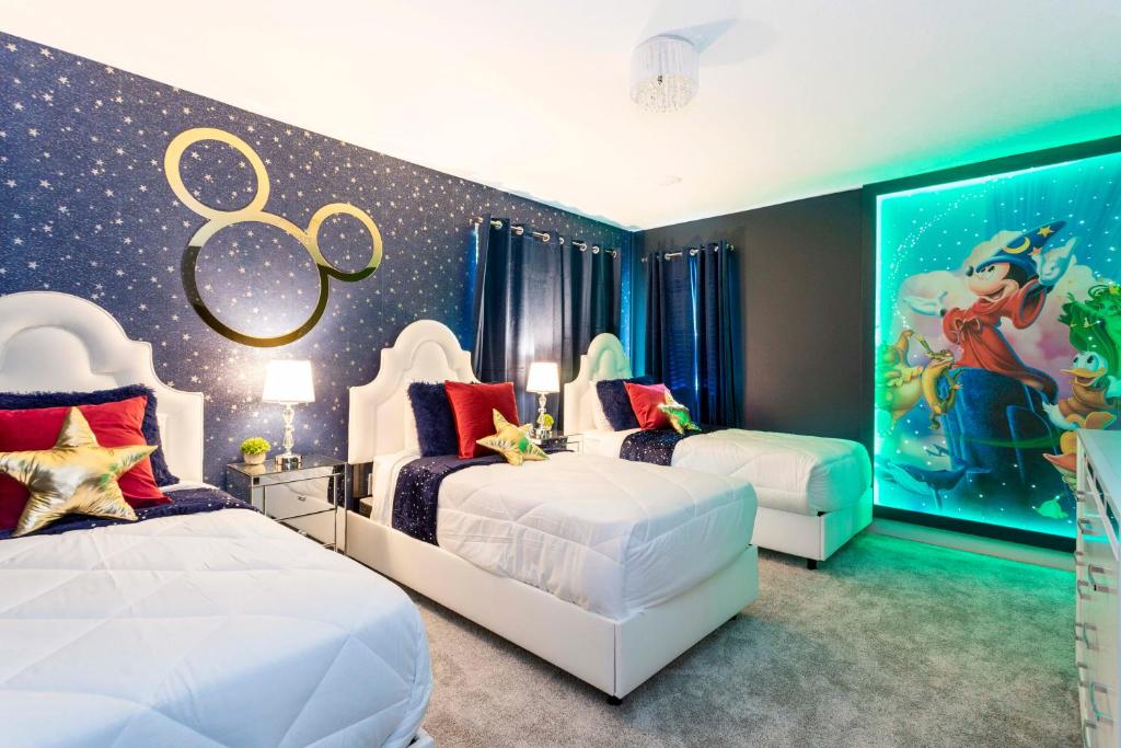 En eller flere senge i et værelse på 9332 SH - Champions Gate Unique Luxury 8BR