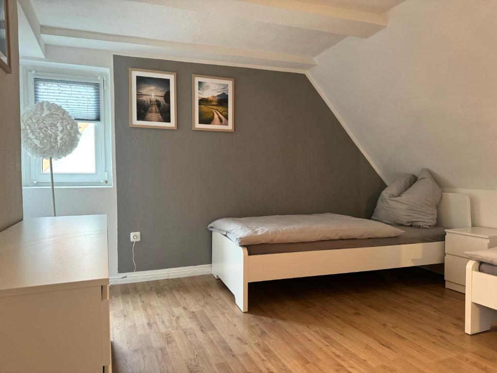 um pequeno quarto com uma cama no canto em Ferienhaus "Jasmine" Hettstedt em Hettstedt