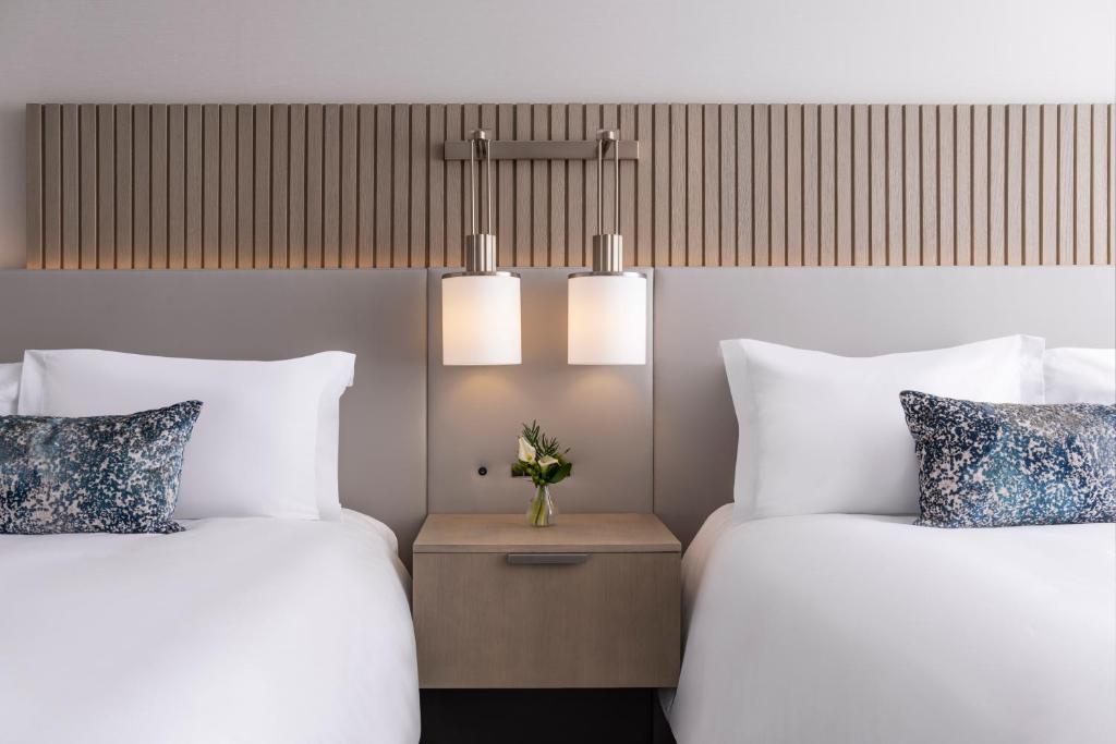 Postel nebo postele na pokoji v ubytování Loews Arlington Hotel