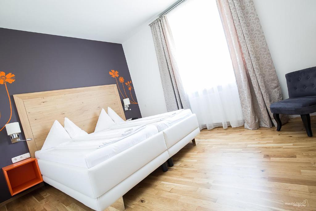 Postel nebo postele na pokoji v ubytování Stadthotel Gürtler