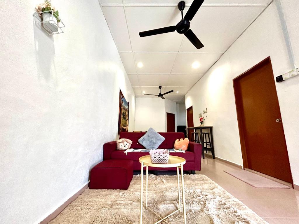 sala de estar con sofá rojo y ventilador de techo en Cozy255#4pax#Wifi#NearAeonAlma#5kmtoIconCity, en Bukit Mertajam