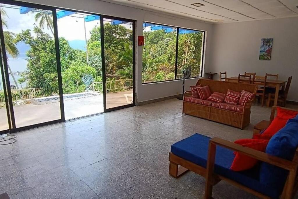 ein Wohnzimmer mit Meerblick in der Unterkunft Casa del Lago Las Veraneras in San Salvador