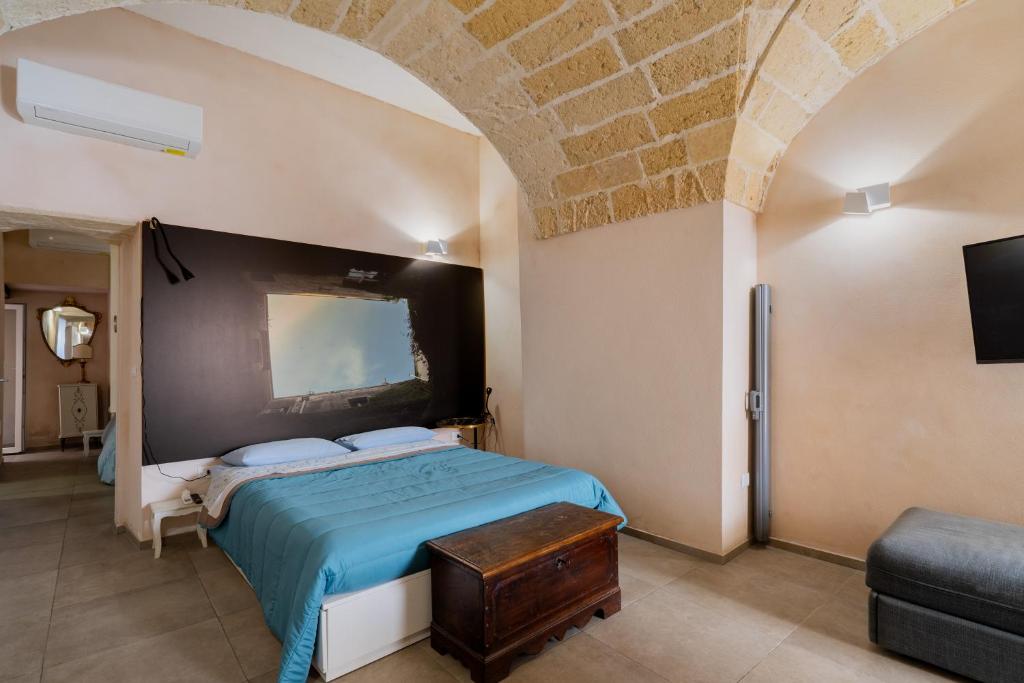 a bedroom with a bed with a blue comforter at Vico5 in Lecce