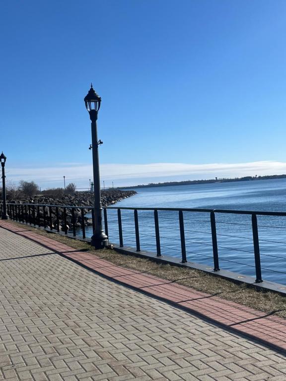 una luz de la calle junto a un muelle junto al agua en Town Inn, en Prescott