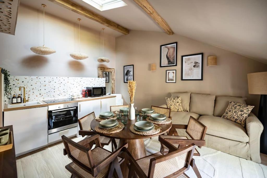 un salon avec une table et un canapé dans l'établissement Pavillon Eden « L’Écrin », à Paris