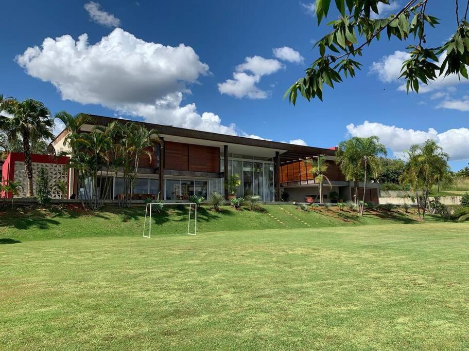 uma casa com um campo de futebol em frente em Orla Villas Brasília em Rio Bananal