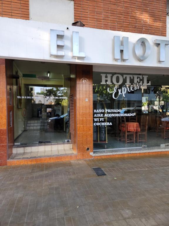 una tienda frente a un edificio con hotel en HOTEL EXPRESS MENDOZA, en Mendoza