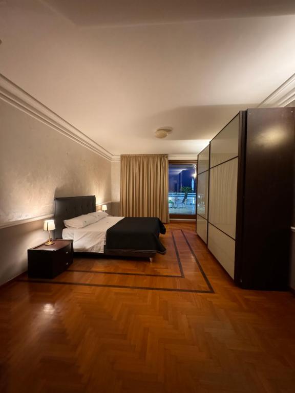 una camera con letto e cassettiera di Roof Apartment a Somma Vesuviana
