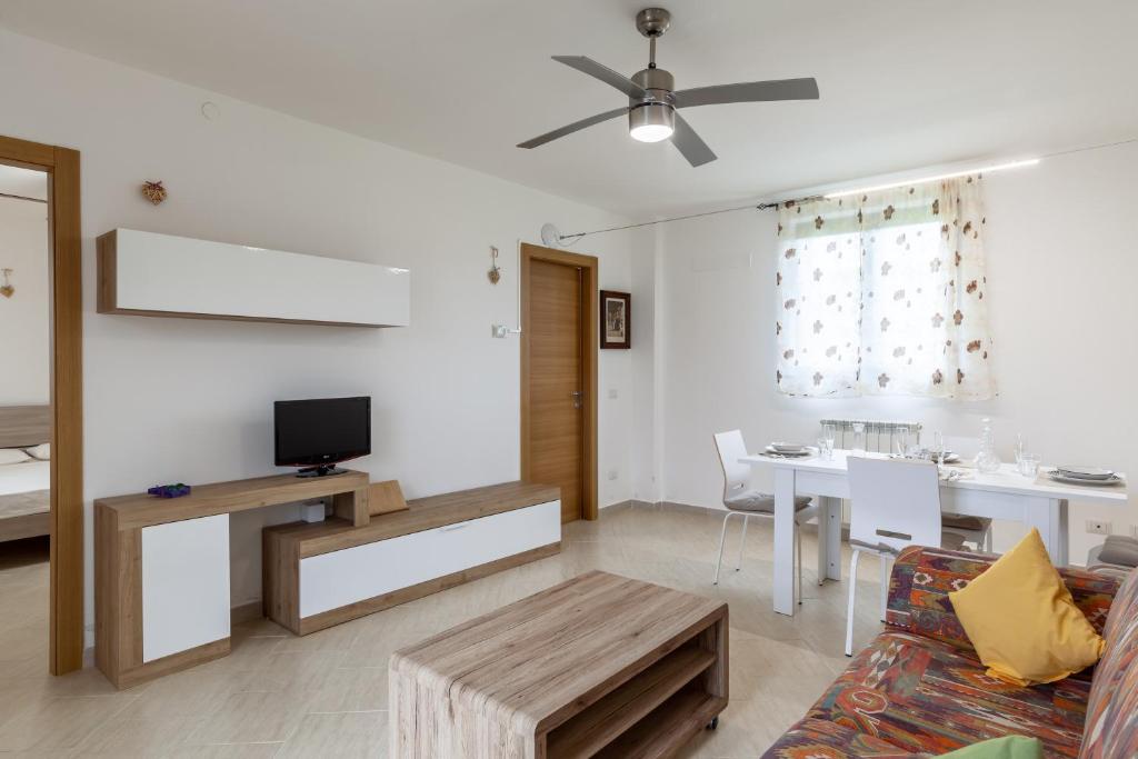 una sala de estar con un sofá y una mesa en Ca' Graziosi Cuori, en Bagnone
