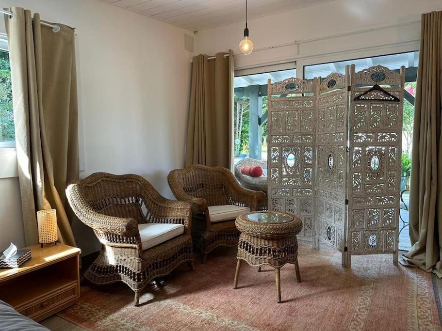 une chambre avec des chaises, une table et une fenêtre dans l'établissement Appartement indépendant Guethary, à Saint-Jean-de-Luz