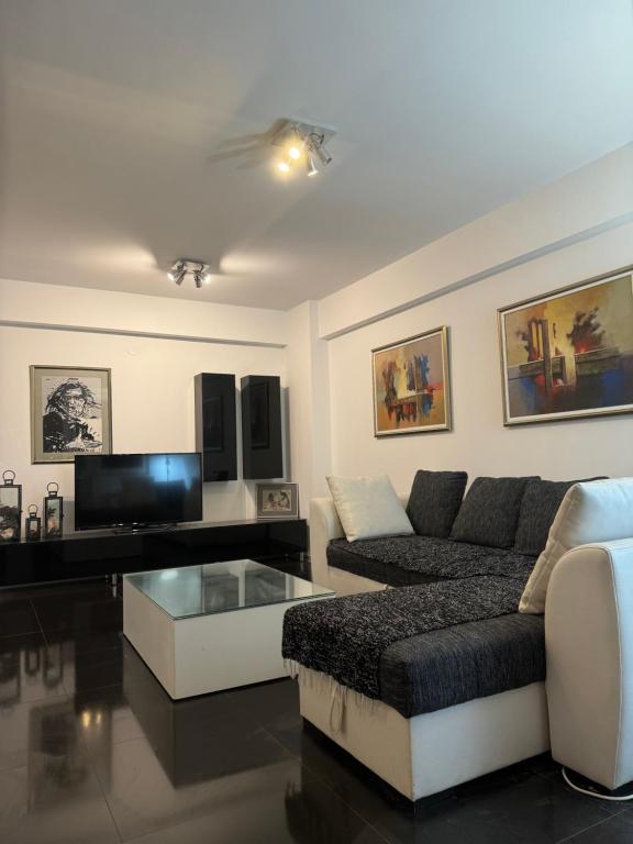 ein Wohnzimmer mit einem Sofa und einem Couchtisch in der Unterkunft Ivanov Apartment in Bitola