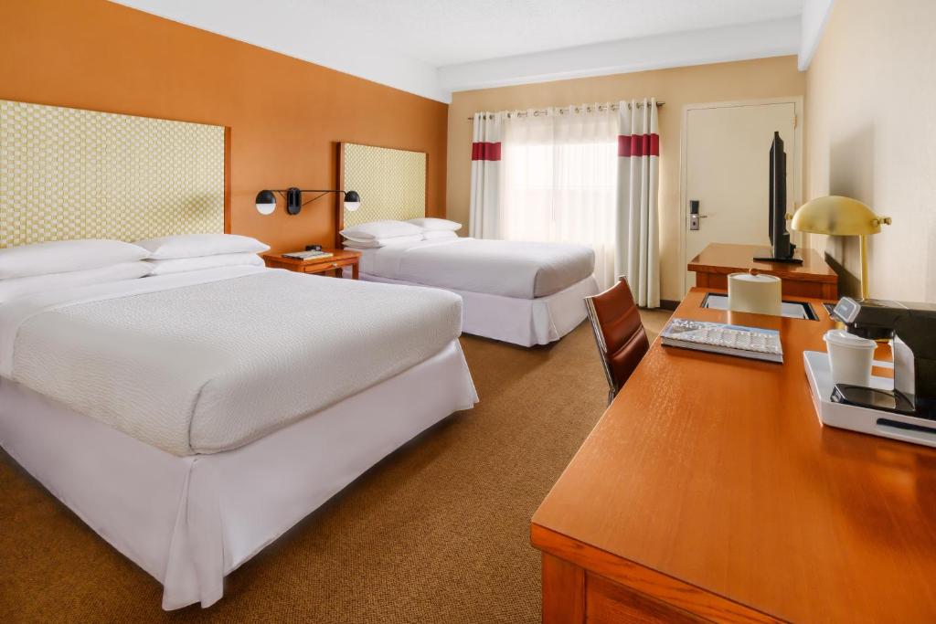 Four Points by Sheraton Los Angeles International Airport - Double Room With Two Double Beds
